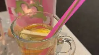 Gl&uuml;hwein-Test Weihnachtsmarkt Rostock 2025: Gl&uuml;hbirne in der Wichtelstube auf dem Neuen Markt