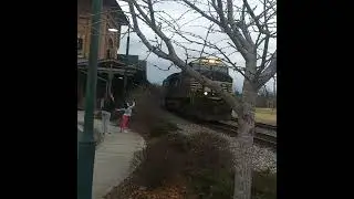 train at Bristol VA TN sign. 12,27,2021.