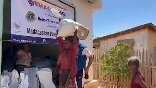 Madagascar Famine Relief ProjectToday,200 families in Southern Madagascar receiving emergency food.