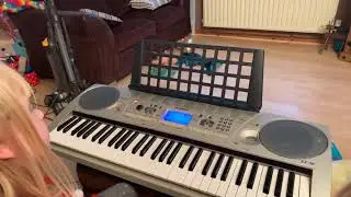 Yamaha EZ-30 lesson using guiding lights.