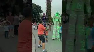 LED stilt walkers at Supertree Grove #stiltwalker #supertreegrove #gardensbythebaysingapore