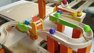 Большие шарики марблс испытывают новую трассу Satisfying building blocks marble run race