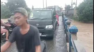 sungai tembung meluap mengakibatkan air naik sampai mendekati jembatan
