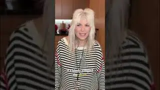 Хороший мальчик получает угощение. Посмотрите на очаровательную реакцию этой милой собаки.