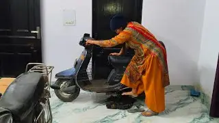 Barefoot Girl Kickstarts Kinetic Honda🦶🦶 | Cold Start Smoke & Struggle 😱 #priyankakhanduri