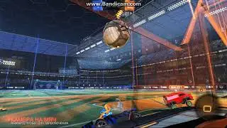 Играю в Rocket League  с другом.