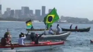 Boat parade in protest at pollution of waters