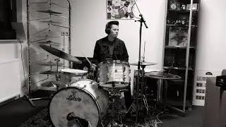 Bluesshuffle with a swing pattern in the right hand