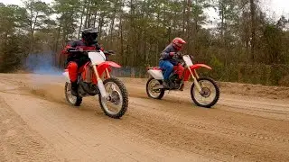 Стандартный CR125R против стандартного CRF250R — 2-тактный против 4-тактного