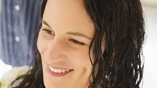 Lucie apprend &agrave; red&eacute;finir ses boucles au naturel