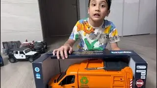 Bruder toys 2682 Bruder work machine garbage truck. Mainan truck sampah dilengkapi dgn tong sampah 