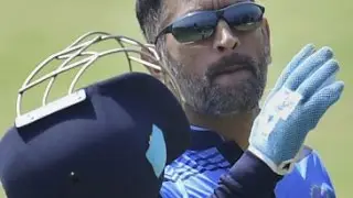 Dhoni's 3 mobile phones stolen during Delhi hotel fire