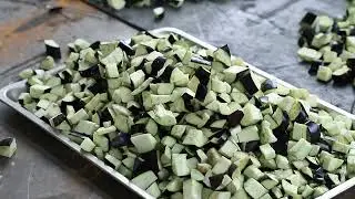 Continuous frying machine &ndash; fried eggplant cubes
