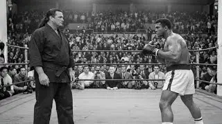Steven Seagal Was Called Into Ring By Muhammad Ali and Said 'Hit Me' — 5 Seconds Later Made History,