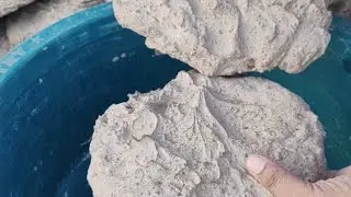 Dry crumbling of pure mud 