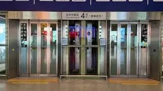 Тяговые лифты Kone MonoSpace MRL в аэропорту Capital PEK в Пекине, Китай.