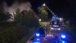 WOHNHAUS MIT ANGRENZENDEM STALL IN VOLLBRAND - FEUERWEHR RETTET TIERE INS FREIE