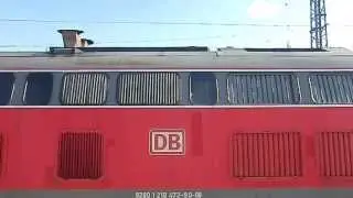 218 472 (Motor: TB 11 abgasoptimiert) Motorstart vor RE 57418 in M&uuml;nchen