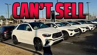 Автосалон Mercedes-Benz полностью заполнен, несмотря на скидку в 10 000 долларов.
