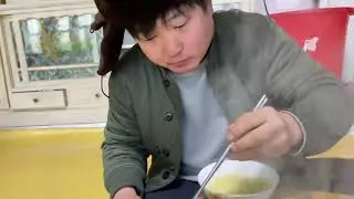 东北猫冬生活，屋里炕烧热乎的，吃热乎乎的拉面配上东北粘豆包