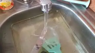 Tap water auto-oscillations