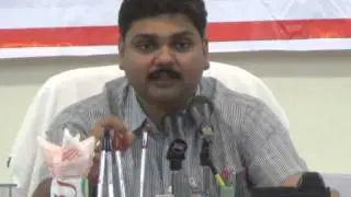 मतगणना पर पत्रकार वार्ता करते DM Pankaj Kumar