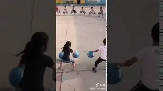 &Eacute;change de ballons entre enfants dans une cour d'&eacute;cole en Chine