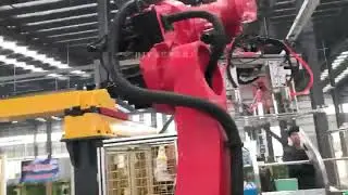 Handling robot for metal sheet