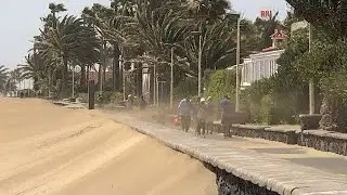 🚨💨 PLAYA DEL INGLES. Extreme Wind. The Dunes Begin to Invade the Promenade. January 8, 2026