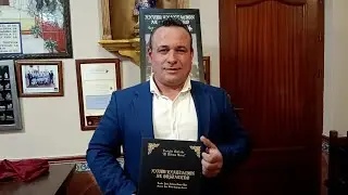 Juan Antonio Gomez recibe las pastas de la Exaltacion al Costalero 2026