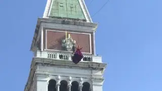 Venise: traditionnel vol de l'ange place Saint-Marc