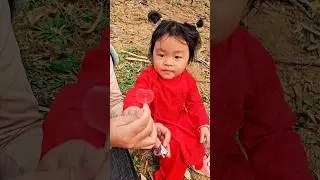 😘😘😘The little girl and her mother are eating New Year's candy.