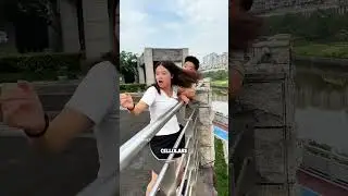 cellulare è volato in aria, ma sono riuscita a salvarlo prima che cadesse! 📱😱
