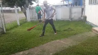 cortando grama.de casa