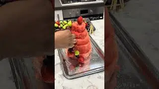 Арбузный торт постепенно приобретает свою форму.