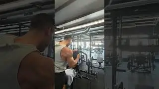 Remo unilateral con agarre neutro de pie