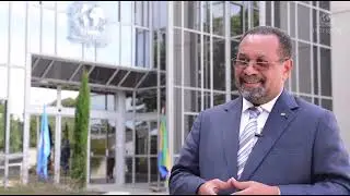 Wilfried Okoumba tape du poing sur la table suite &agrave; une #initiation d&rsquo;Oligui  qui a mal tourn&eacute;  