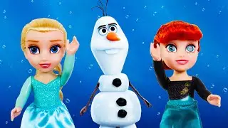 Elsa and Anna toddlers & Olaf Play Together ! Singing Playing Bathing