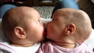 2 baby's en 1 speen.MOV