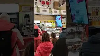 На Арбатской станцииФилёвской линии нет места для отдыха машинистов, поэтому они обедают в этом кафе