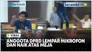 Seorang anggota DPRD Batam melempar mikrofon dan naik ke atas meja saat rapat