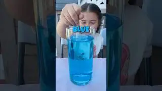 Смешивание цветов с водой для детей: синий + желтый = зеленый