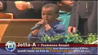 Jotta A.  com 6 anos em Camboriu- cantando Deus dos deuses com a Lauriete