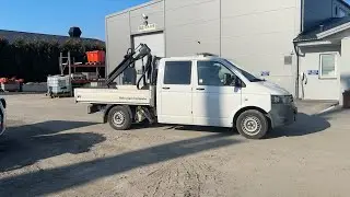 K&ouml;p Flakbil med kran Volkswagen Transporter dubbelhytt T32 2.0 TDI 4Motion p&aring; Klaravik