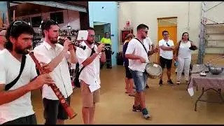 Grallers de l'Havana Xica Festa Major de Vilanova 2018 amb bastons dones, ballant La Milana.