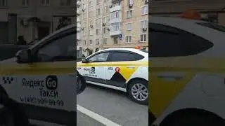 Taxi and people city in Moscow in Russia #shorts