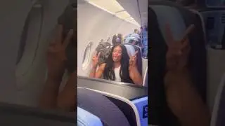 🤣 Бьянка Белэр странно себя ведёт в самолёте ✈️ С Натальей и Шайной Баслер #WWE #Shorts