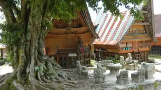 INDONESIA King Siallagan's stone chair, Ambarita (20 Sep 2012)