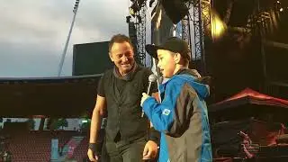 Bruce Springsteen - Waiting On a Sunny Day - Kid sings on stage! (Zurich 2016) Multicam mix