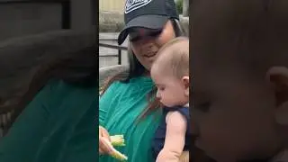 Baby feeds the giraffe at the zoo 🦒